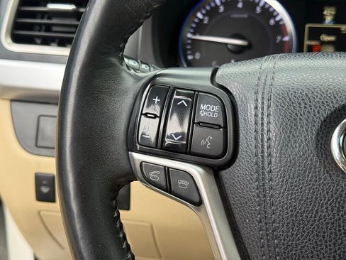 Used 2015 Toyota Highlander XLE AWD/4WD image 16