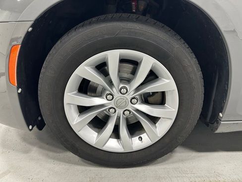 Used 2019 Chrysler 300 Touring RWD image 61