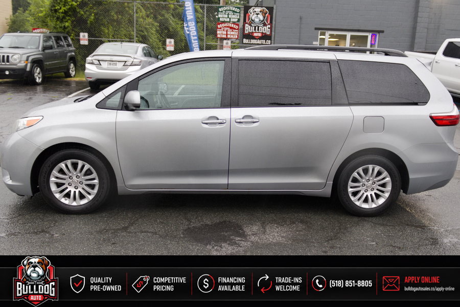 Used 2016 Toyota Sienna XLE FWD image 2
