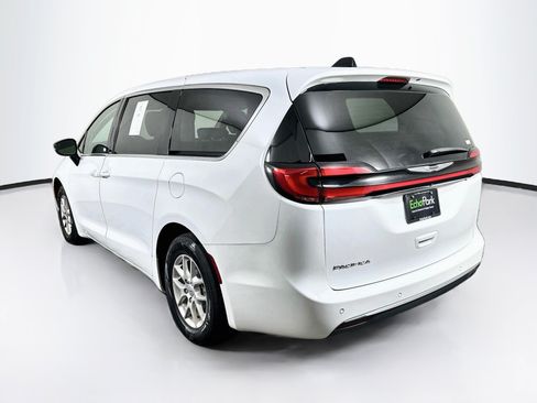 Used 2024 Chrysler Pacifica Touring-L FWD image 5