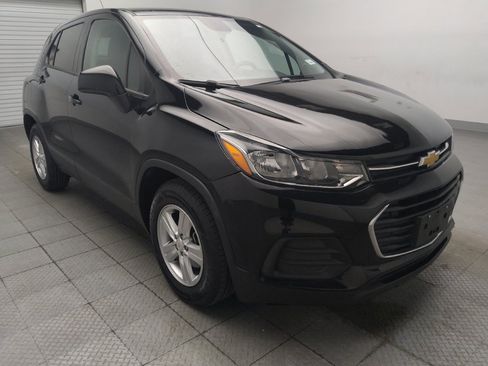 Used 2022 Chevrolet Trax LS w/ Tint and Cruise Package FWD image 13