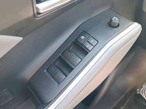 Used 2021 Toyota Highlander XLE AWD/4WD image 24