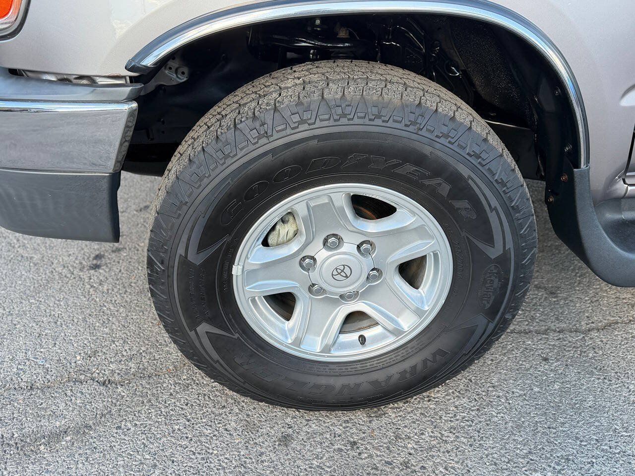 Used 2002 Toyota 4Runner SR5 AWD/4WD image 17