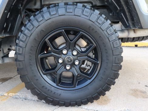 Used 2025 Jeep Gladiator Sport AWD/4WD image 16