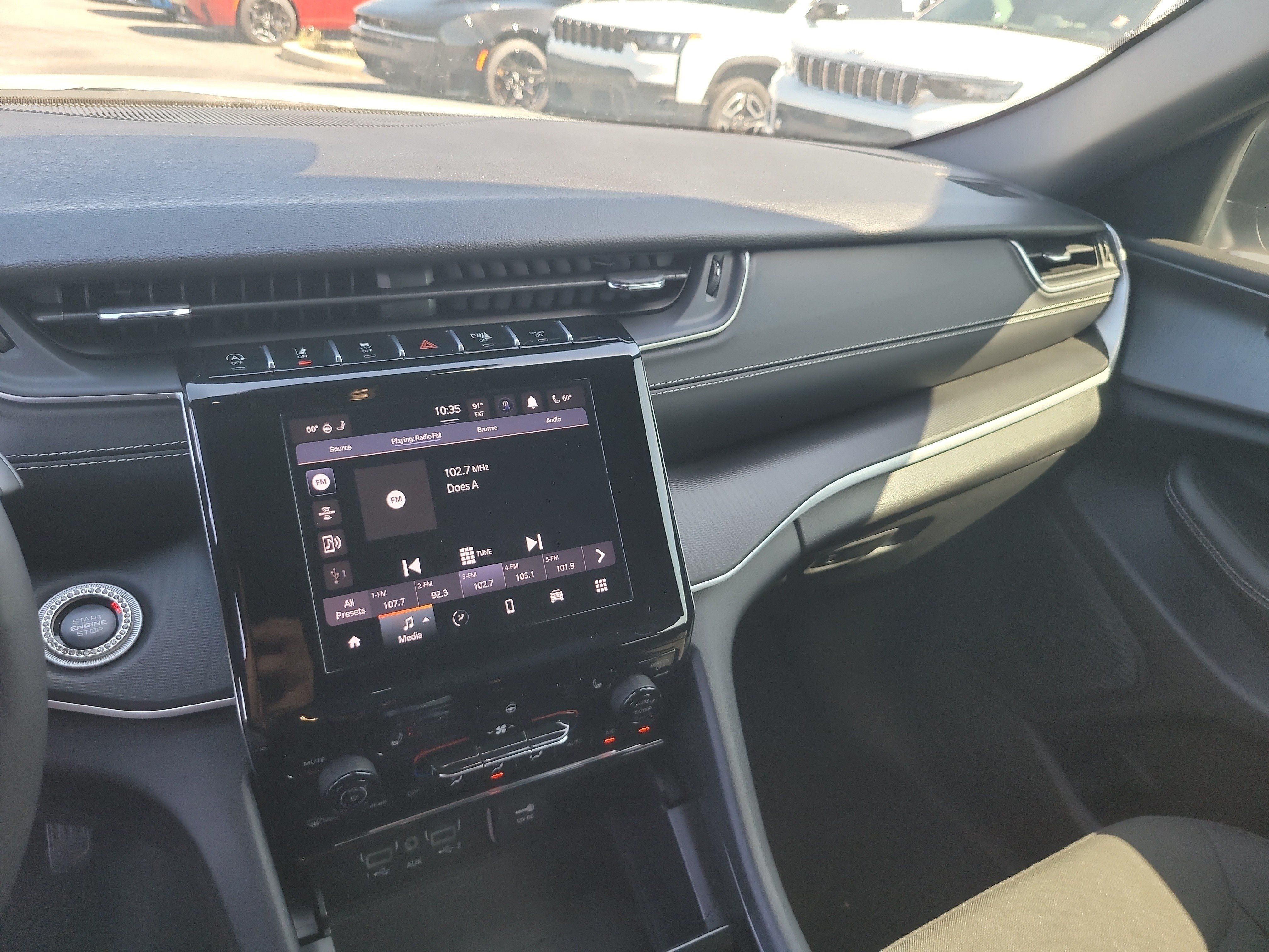 Used 2025 Jeep Grand Cherokee Laredo w/ Luxury Tech Group I RWD image 20