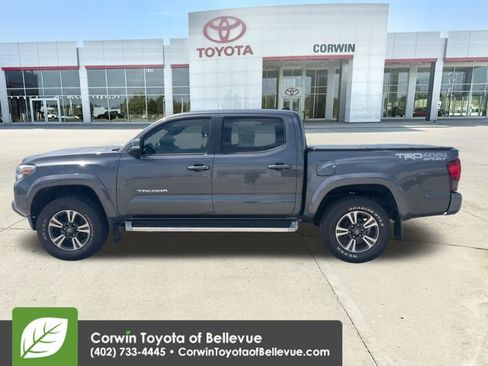 Used 2018 Toyota Tacoma TRD Sport AWD/4WD image 2