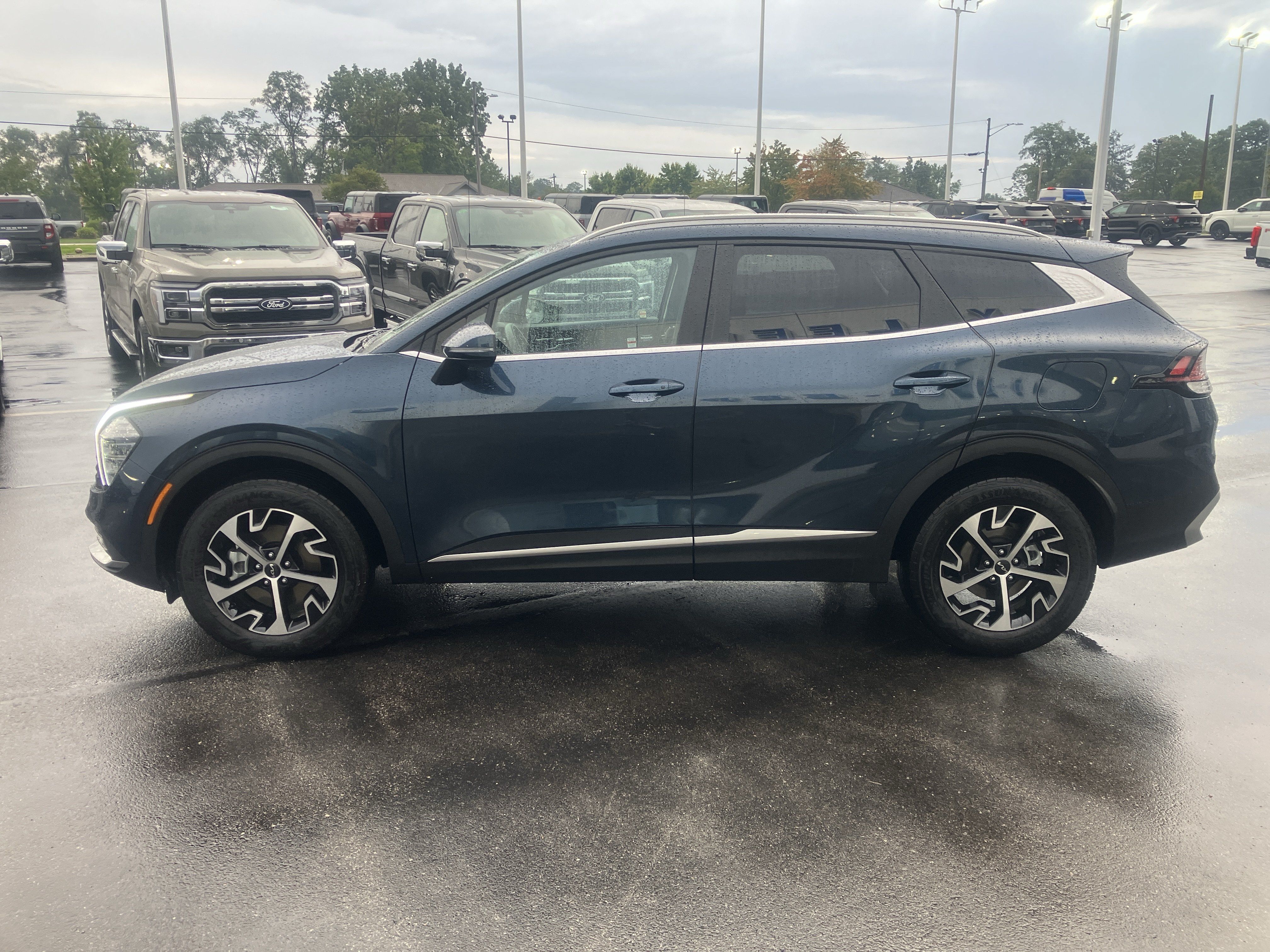 Used 2025 Kia Sportage EX AWD/4WD image 4