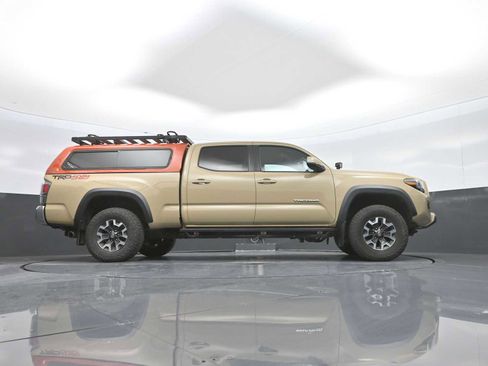 Used 2020 Toyota Tacoma TRD Off-Road AWD/4WD image 38