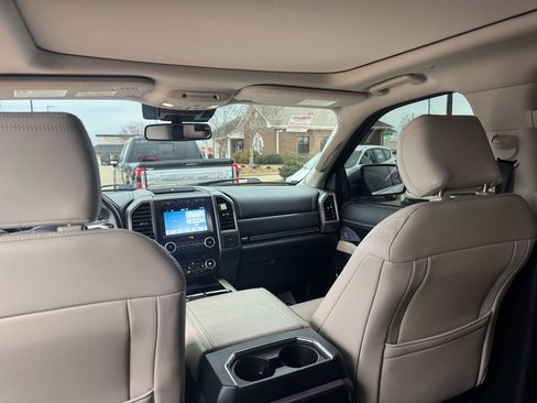 Used 2018 Ford Expedition Platinum image 16