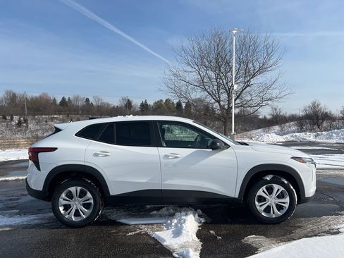 Used 2025 Chevrolet Trax LS image 3