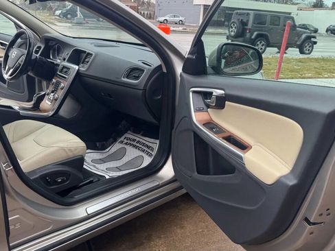 Used 2016 Volvo S60 T5 Inscription Platinum w/ Climate Package image 15