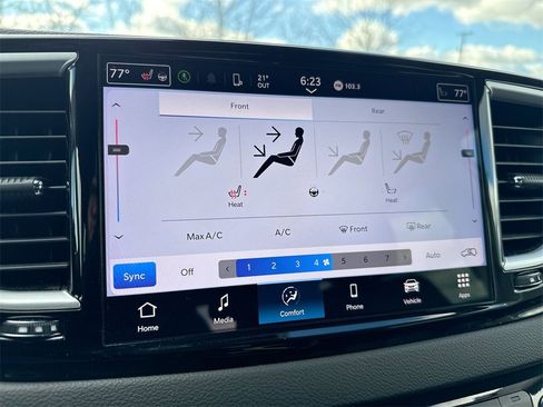 Used 2024 Chrysler Pacifica Touring-L image 16