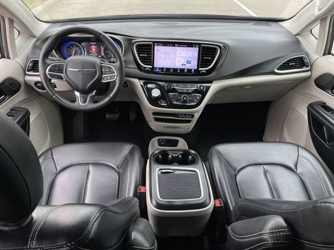 Used 2023 Chrysler Pacifica Touring-L FWD image 9
