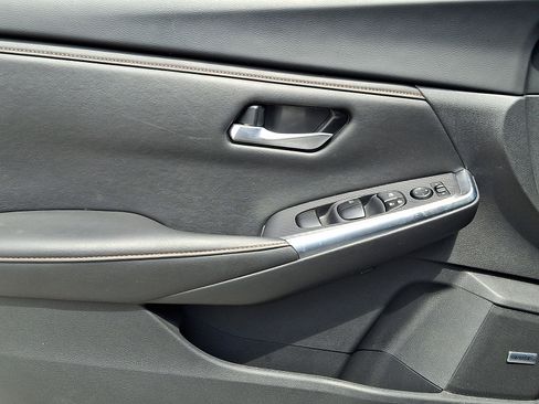 Used 2023 Nissan Sentra SR w/ SR Premium Package FWD image 12