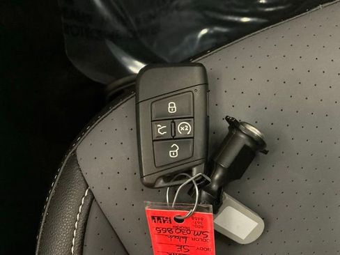 Used 2025 Volkswagen Jetta SE FWD image 27
