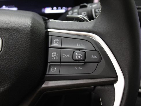 Used 2024 Jeep Grand Cherokee Limited image 11