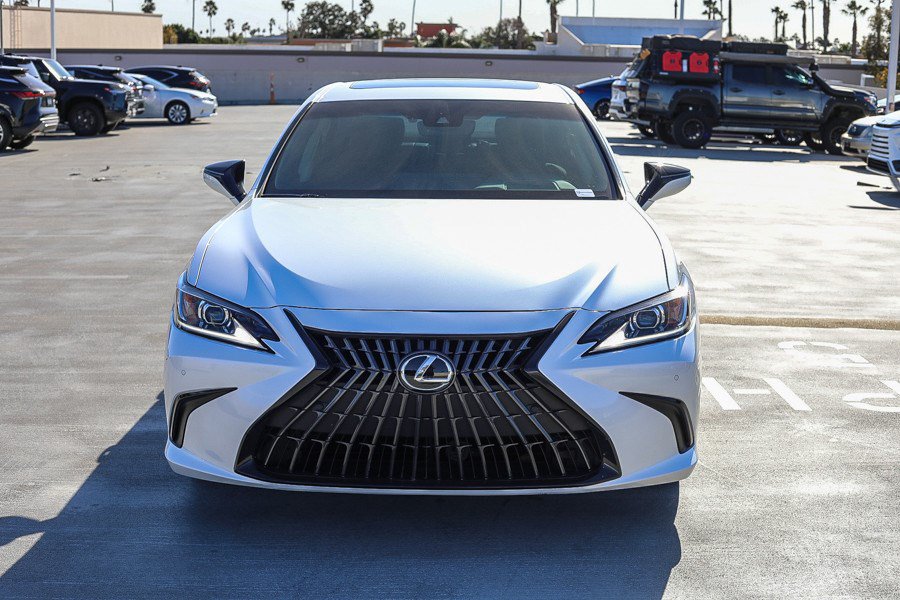 Used 2025 Lexus ES 300h w/ Premium Package FWD image 2