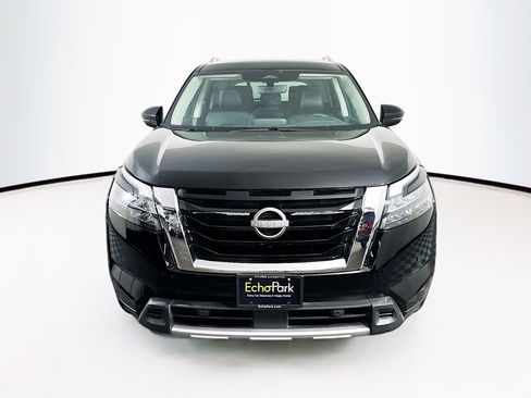 Used 2025 Nissan Pathfinder SL image 2