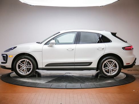Certified 2025 Porsche Macan AWD/4WD image 2