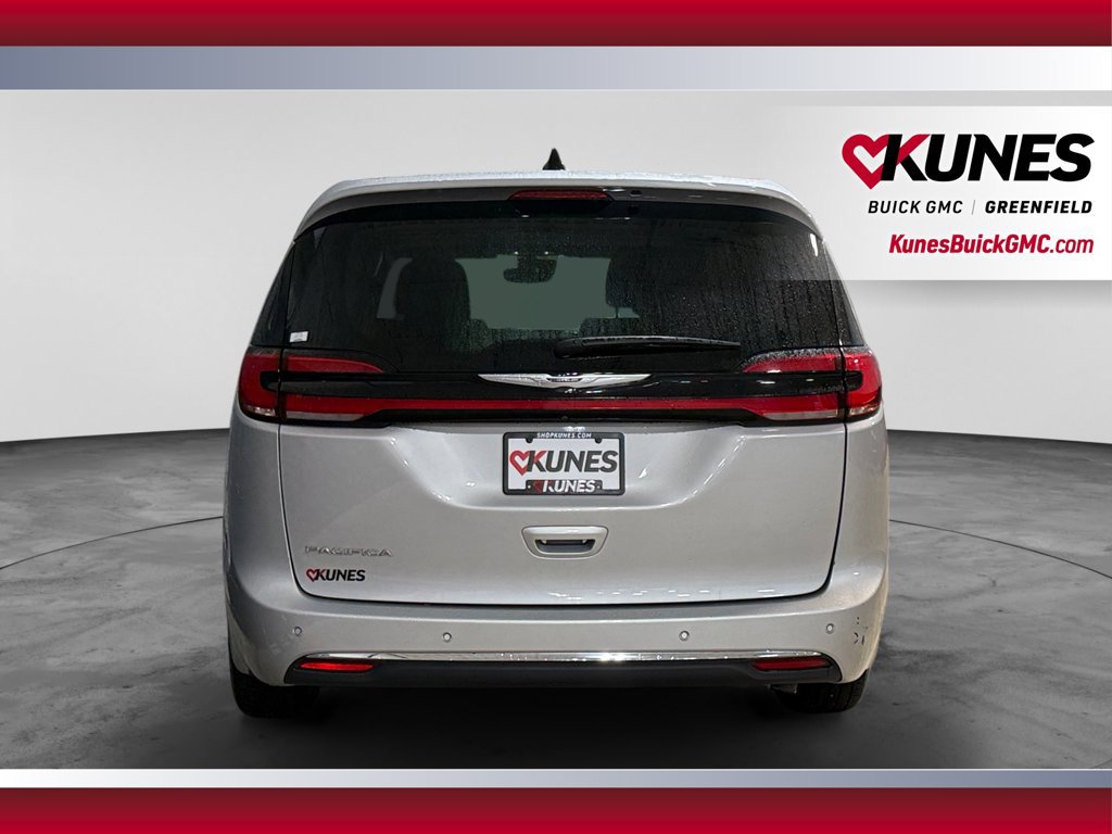Used 2024 Chrysler Pacifica Touring-L FWD image 9
