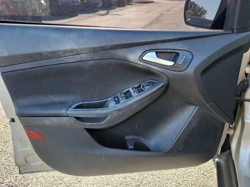 Used 2018 Ford Focus SE w/ SE Appearance Package FWD image 19