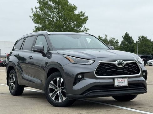 Used 2023 Toyota Highlander XLE AWD/4WD image 2