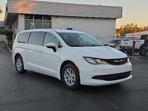 Used 2023 Chrysler Voyager LX image 14