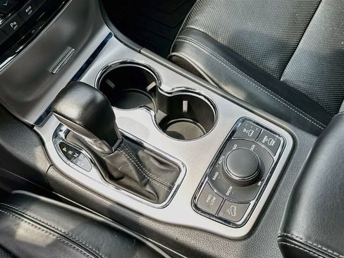 Used 2020 Jeep Grand Cherokee Overland AWD/4WD image 18