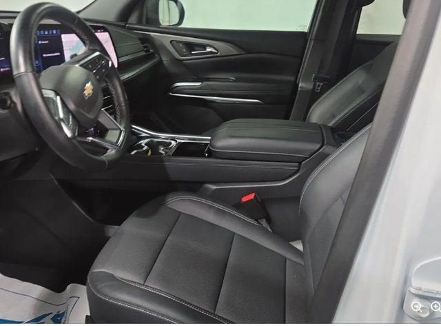 Used 2024 Chevrolet Traverse LT w/ LPO, Floor Liner Package FWD image 3