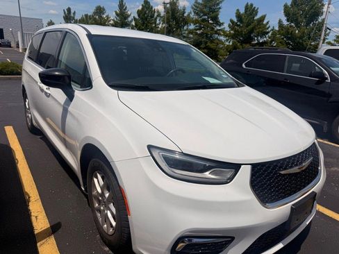 Used 2024 Chrysler Pacifica Touring-L FWD image 2