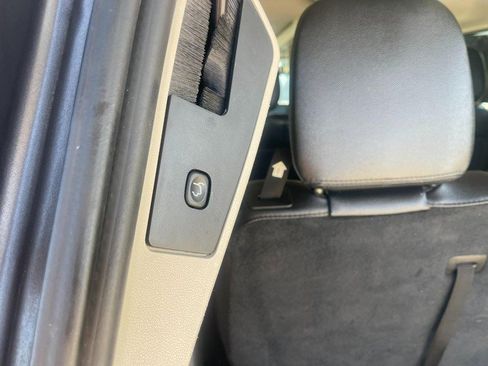 Used 2016 Chrysler Town & Country Touring-L image 18