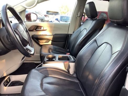 Used 2018 Chrysler Pacifica Touring-L Plus FWD image 16