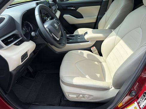 Used 2023 Toyota Highlander XLE FWD image 19