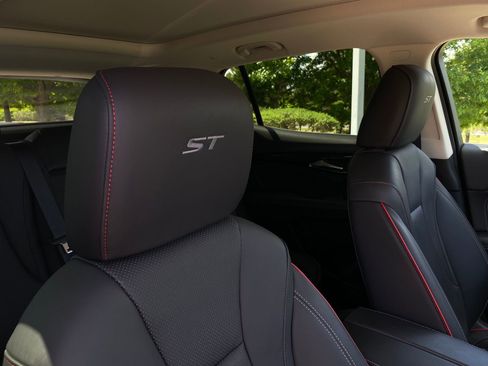 Used 2023 Buick Envision Essence w/ Sport Touring Package image 13