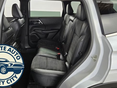 Used 2022 Mitsubishi Outlander SE image 23