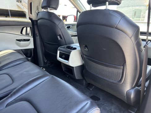 Certified 2024 Kia Carnival LX FWD image 11