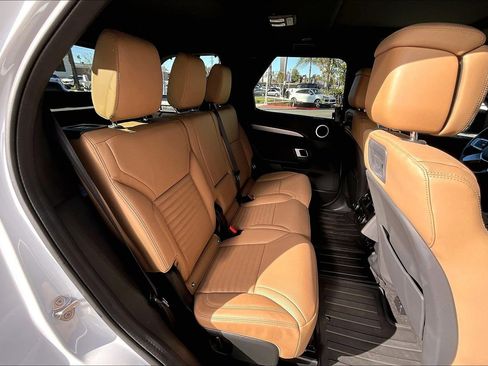 Used 2025 Land Rover Discovery Dynamic SE image 26