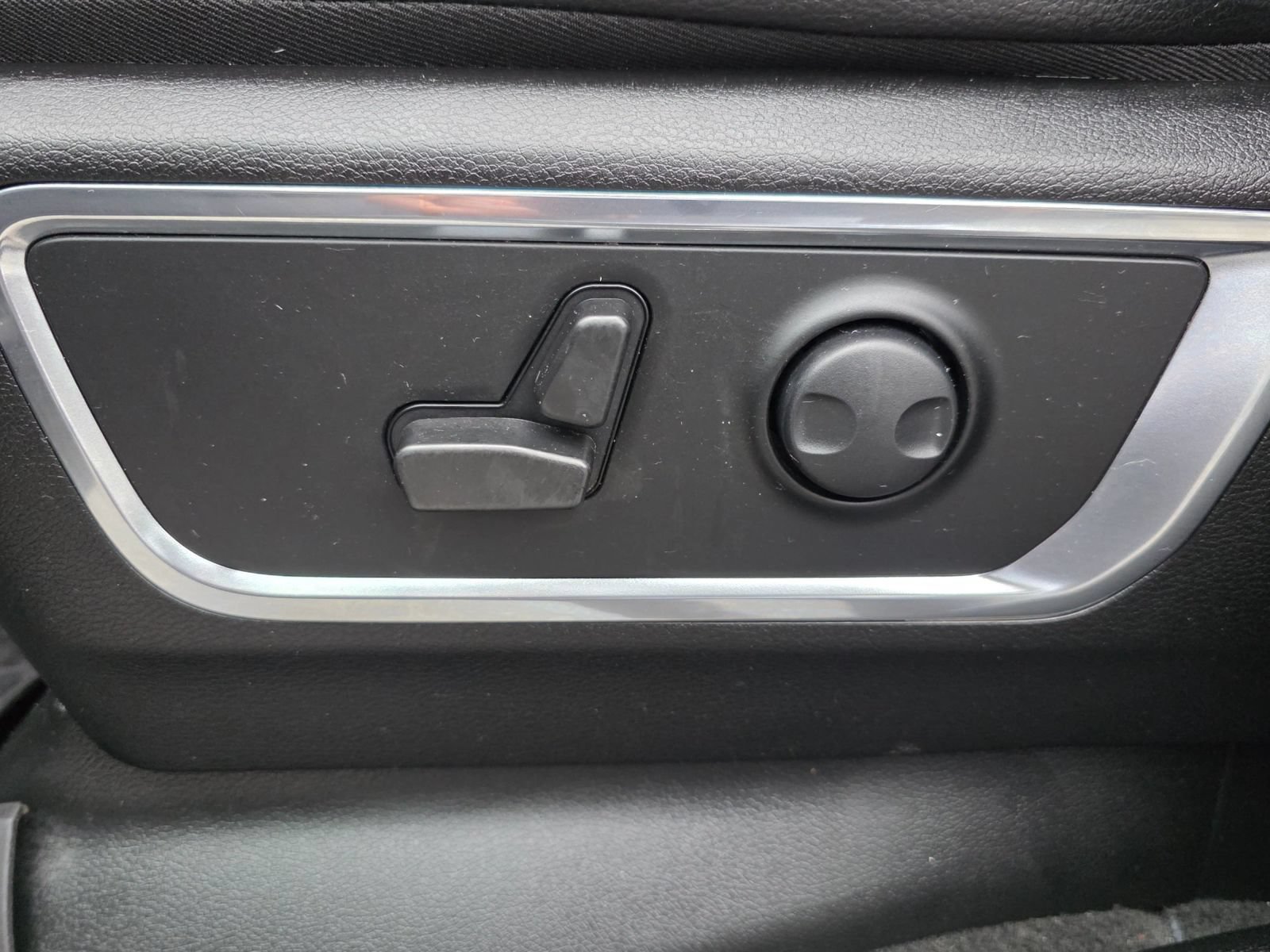 Used 2024 RAM 1500 Laramie AWD/4WD image 12