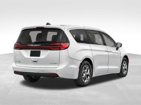 Used 2025 Chrysler Pacifica Limited FWD image 5