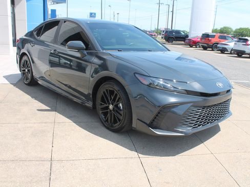 Used 2025 Toyota Camry SE FWD image 1