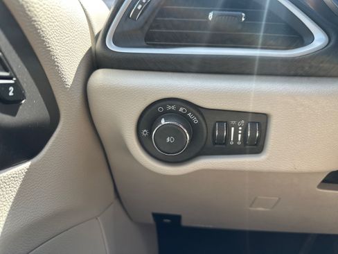 Used 2023 Chrysler Pacifica Touring-L FWD image 19