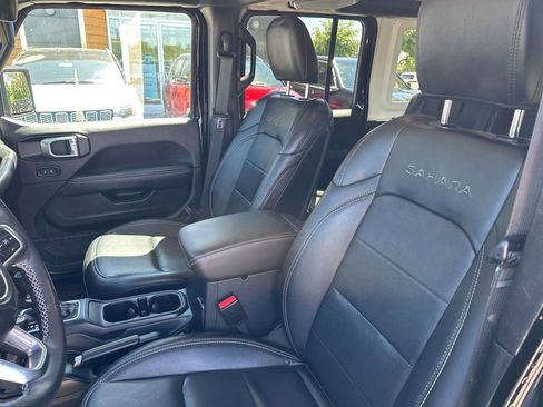 Used 2023 Jeep Wrangler Unlimited Sahara w/ Cold Weather Group AWD/4WD image 25