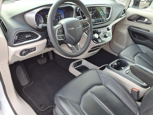 Used 2024 Chrysler Pacifica Touring-L image 12