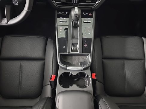 Certified 2026 Porsche Macan AWD/4WD image 22