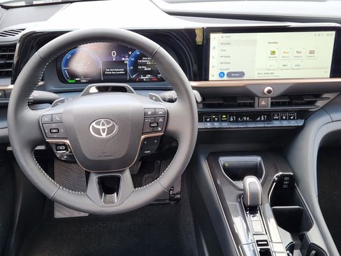 Used 2025 Toyota Crown Signia w/ Advanced Technology Package image 35