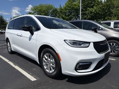 Used 2025 Chrysler Pacifica Select