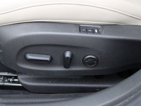 Used 2019 Buick Regal Essence w/ Driver Confidence Package I image 16