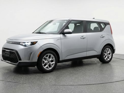 Used 2025 Kia Soul LX w/ LX Technology Package FWD image 3