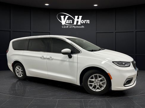 Used 2023 Chrysler Pacifica Touring-L FWD image 1