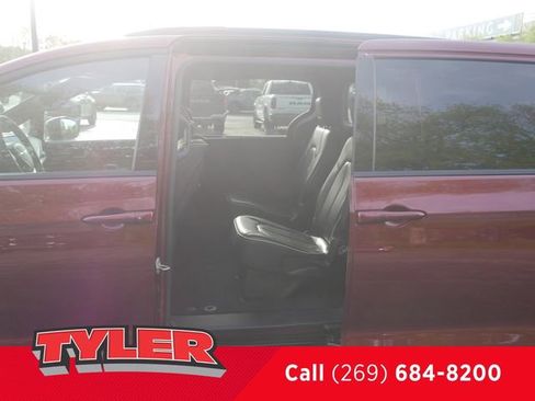 Used 2023 Chrysler Pacifica Limited w/ Uconnect Theater Family Group FWD image 20